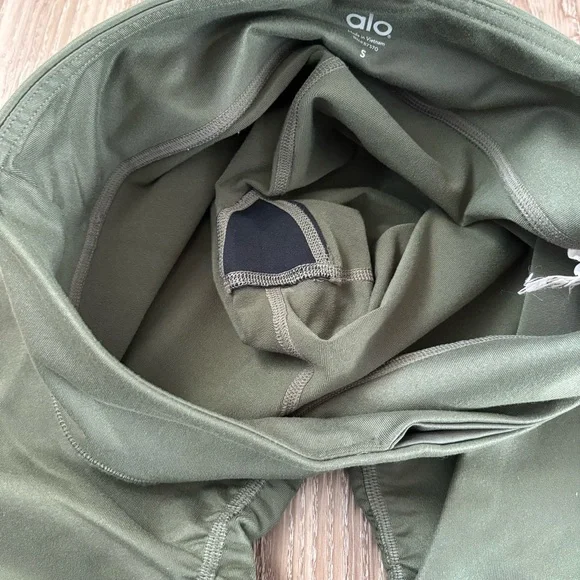 ALO YOGA IDOL LEGGING Color: Jungle Glossy: light green - Picture 10 of 13